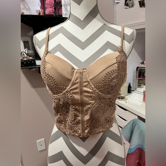 NWOT Bláshe Nude 'Corset' Lace Top - Picture 1 of 4